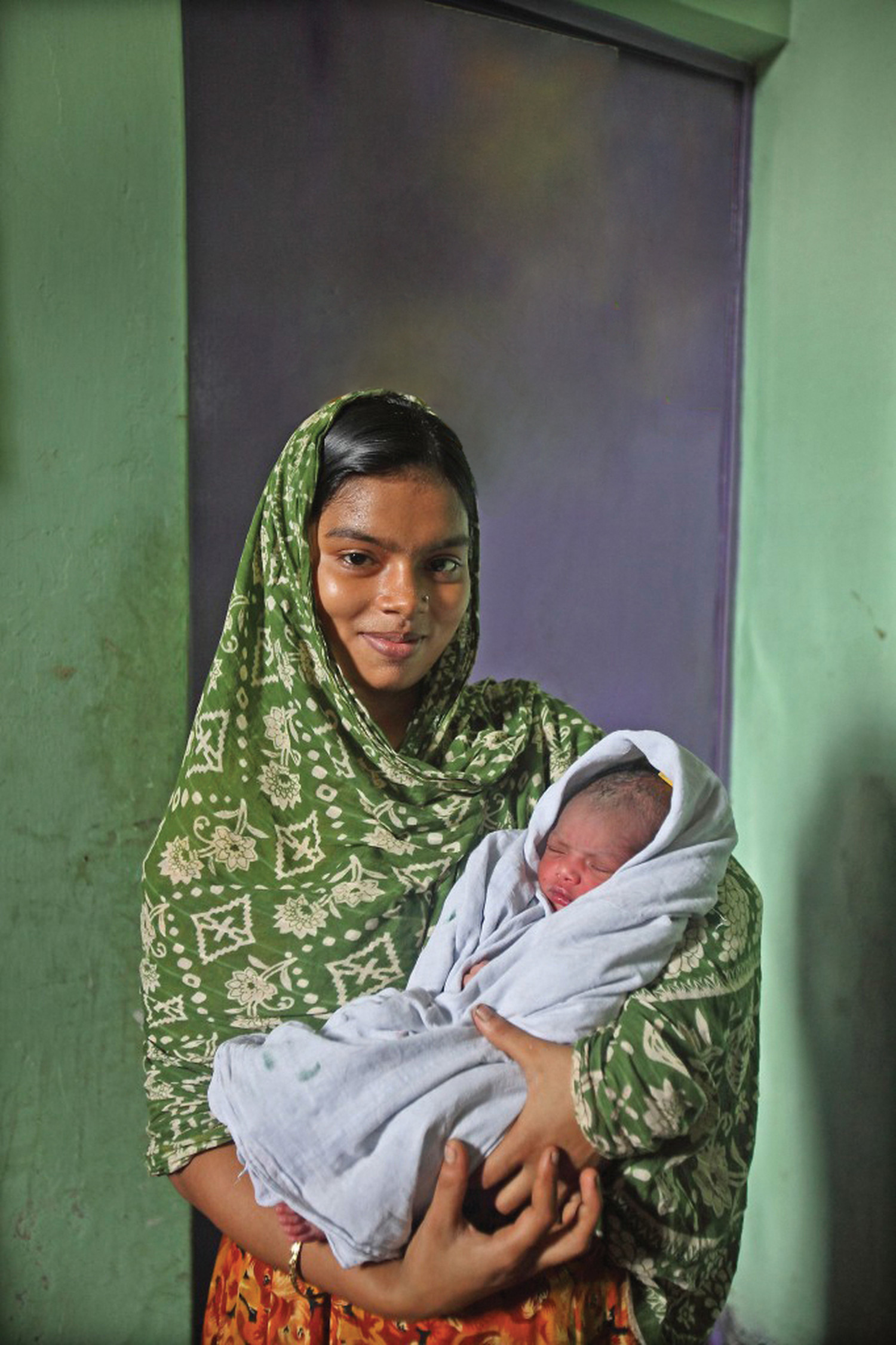 Bangladesh-Manoshi-Mother-and-child-Keraniganj-Dhaka-682x1024-2.jpg